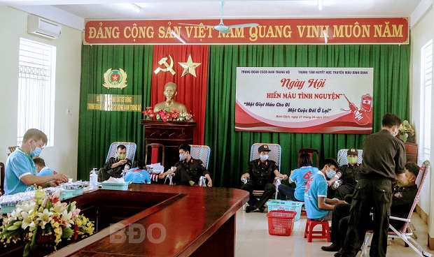 Trung đoàn Cảnh sát cơ động Nam Trung bộ hiến máu tình nguyện