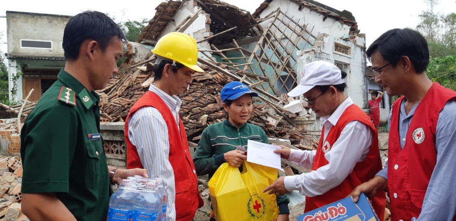 Đoàn cứu trợ thăm hỏi và trao quà hỗ trợ cho hộ chị Nguyễn Thị Mỹ Hạnh (chồng mất, nuôi 3 con nhỏ) ở xóm 15, thôn Vinh Quang 1, xã Phước Sơn (huyện Tuy Phước) có nhà bị sập hoàn toàn.