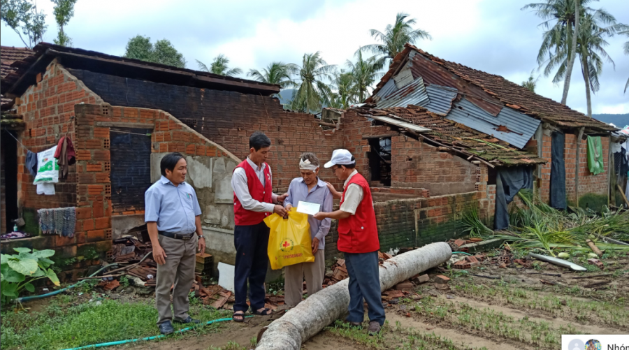 Hội CTĐ tỉnh trao hỗ trợ 3.000.000 đồng cho gia đình ông Đặng Như Thuận có nhà bị sập hoàn toàn do bão số 12 gây ra