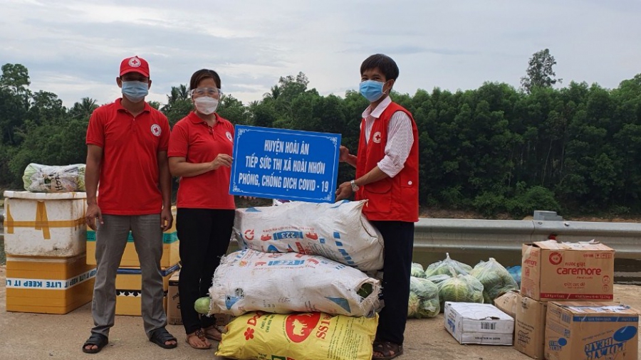 Hội CTĐ Hoài Ân hỗ trợ thực phẩm người dân Hoài Nhơn do Covid-19