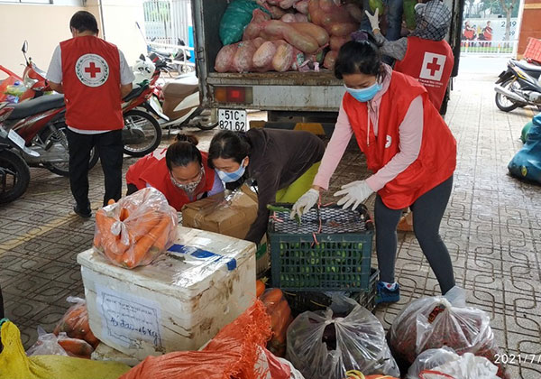 Nông sản, nhu yếu phẩm được cán bộ, hội viên Chữ thập đỏ TP. Hồ Chí Minh tiếp nhận  và phân phối tới các khu vực phong tỏa.