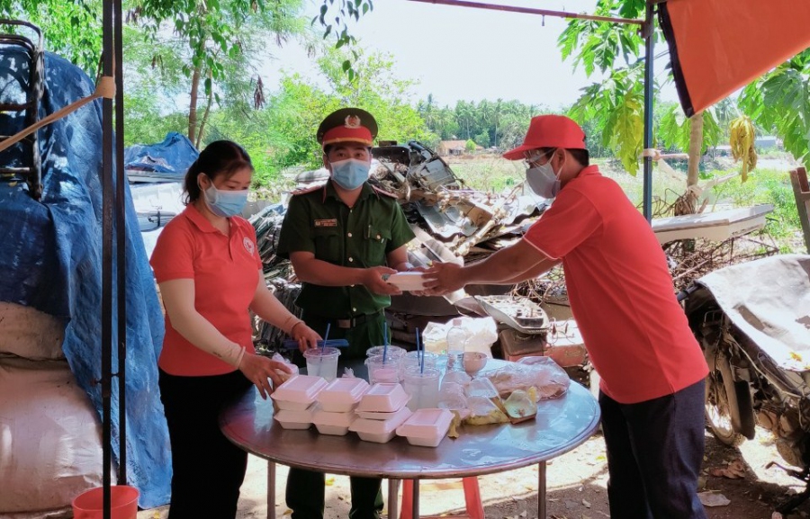 Tình nguyện viên Hội CTĐ huyện Hoài Ân chuyển các phần ăn đến các chốt