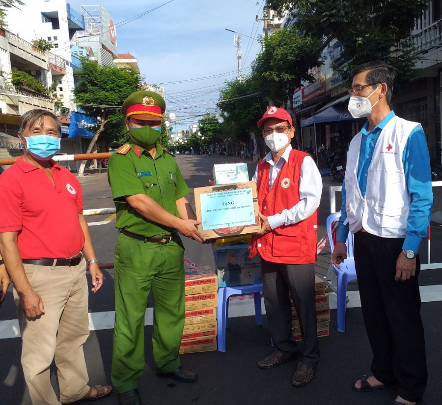 Ông Hà Văn Cát - Ủy viên Ban Thường vụ Hội CTĐ Việt Nam, Chủ tịch Hội CTĐ tỉnh (áo đỏ, thứ 2 bên phải sang) trao hỗ trợ tại chốt phường Hải Cảng