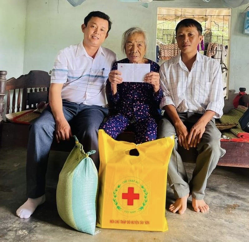 Hội CTĐ huyện Tây Sơn tặng quà cho người cao tuổi tại xã Tây An