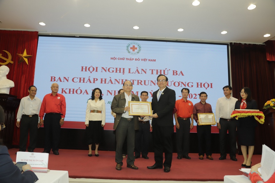 Hội CTĐ tỉnh Hà Văn Cát (trái) nhận bằng khen về thành tích xuất sắc của TW Hội