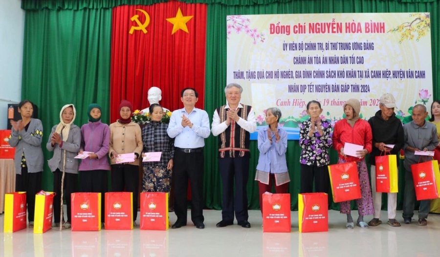 Tết Nhân ái 2024: Hội Chữ thập đỏ tỉnh Bình Định trao tặng 55.000 suất quà trị giá 22 tỷ đồng