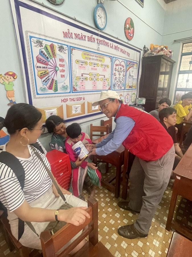 Ông Hà Văn Cát - Chủ tịch Hội CTĐ tỉnh tặng sữa cho trẻ khuyết tật lớp Ước mơ xã Cát Thành