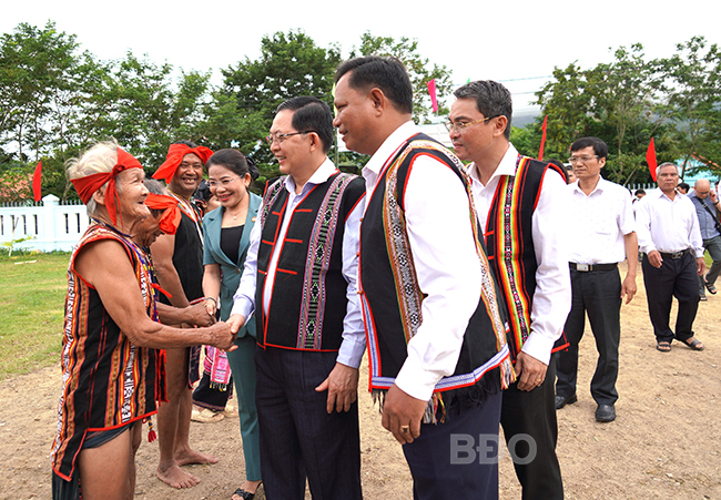 Bí thư Tỉnh ủy Hồ Quốc Dũng (giữa) thăm hỏi đời sống người dân thôn M10, xã Vĩnh Hòa (huyện Vĩnh Thạnh) tại Ngày hội Đại đoàn kết toàn dân tộc.  Ảnh: D.Đ