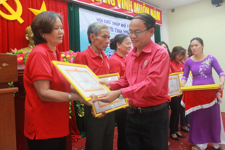 Ông Hà Văn Cát, Chủ tịch Hội CTĐ tỉnh biểu dương các tình nguyện viên tiêu biểu của CLB Người tình nguyện CTĐ tỉnh.