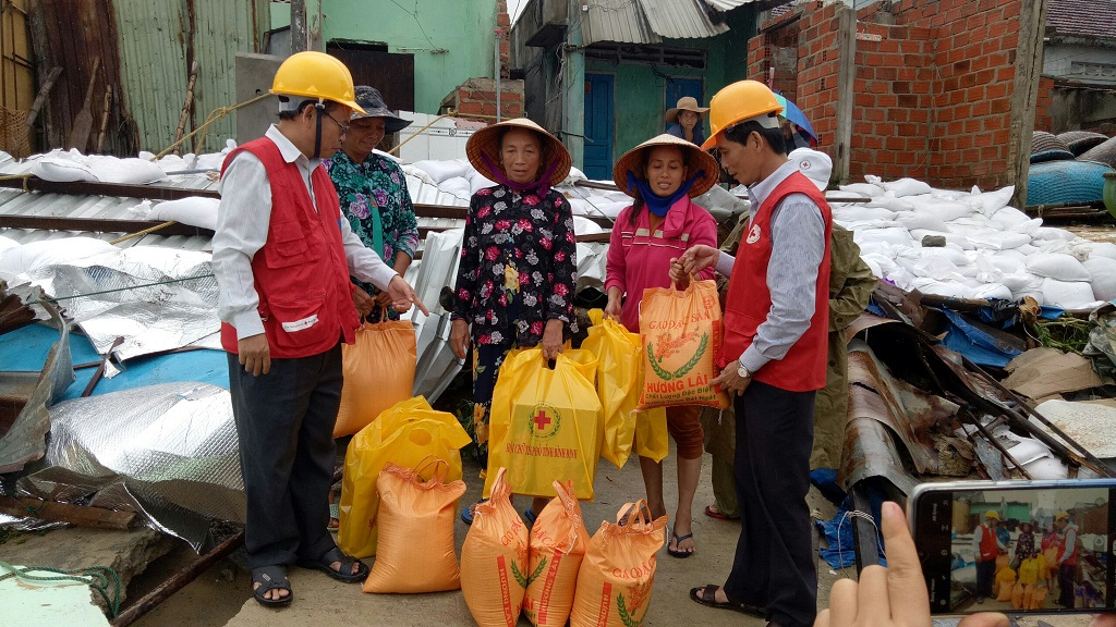 Hội Chữ thập đỏ tỉnh tặng quà cứu trợ khẩn cấp sau bão số 5 xã Nhơn Hải, Quy Nhơn