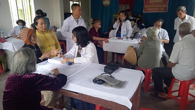 Khám bệnh, tặng quà tại thị trấn Bồng Sơn, huyện Hoài Nhơn