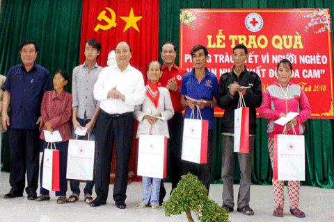 Thủ tướng Chính phủ Nguyễn Xuân phúc tặng quà Tết cho đồng bào nghèo tỉnh Bình Định