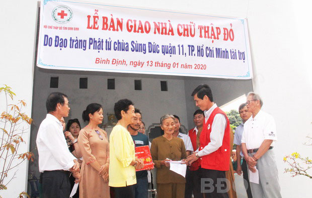 Đại tràng phật tử chùa Sùng Đức (quận 11, TP Hồ Chí Minh) và Hội CTĐ tỉnh bàn giao nhà ở cho cụ bà Nguyễn Thị Giá.