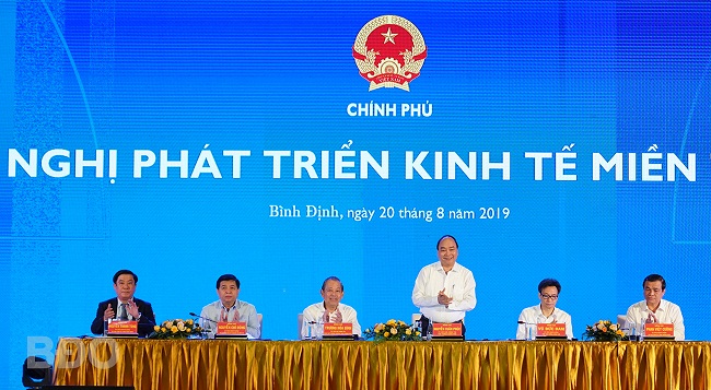 Hội nghị phát triển kinh tế miền Trung có gần 1.000 đại biểu đến từ các bộ, ban, ngành Trung ương; lãnh đạo 14 tỉnh, thành khu vực miền Trung; đại diện của các tổ chức quốc tế; các chuyên gia, nhà khoa học... tham dự.