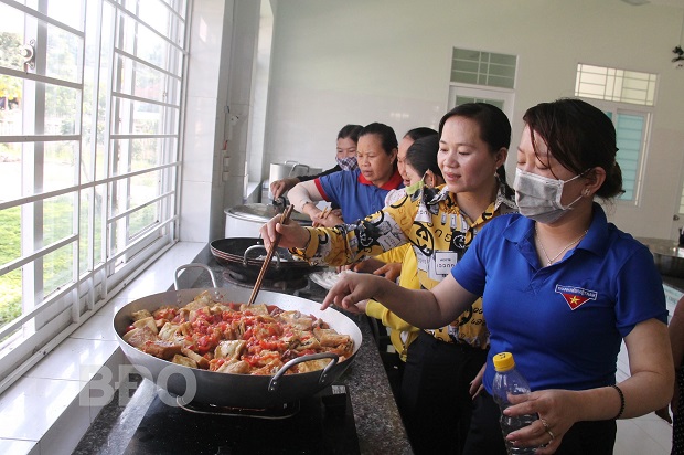 Cán bộ, hội viên hội, đoàn thể xã Ân Phong tham gia nấu ăn tại Bếp ăn tình thương TTYT huyện Hoài Ân.