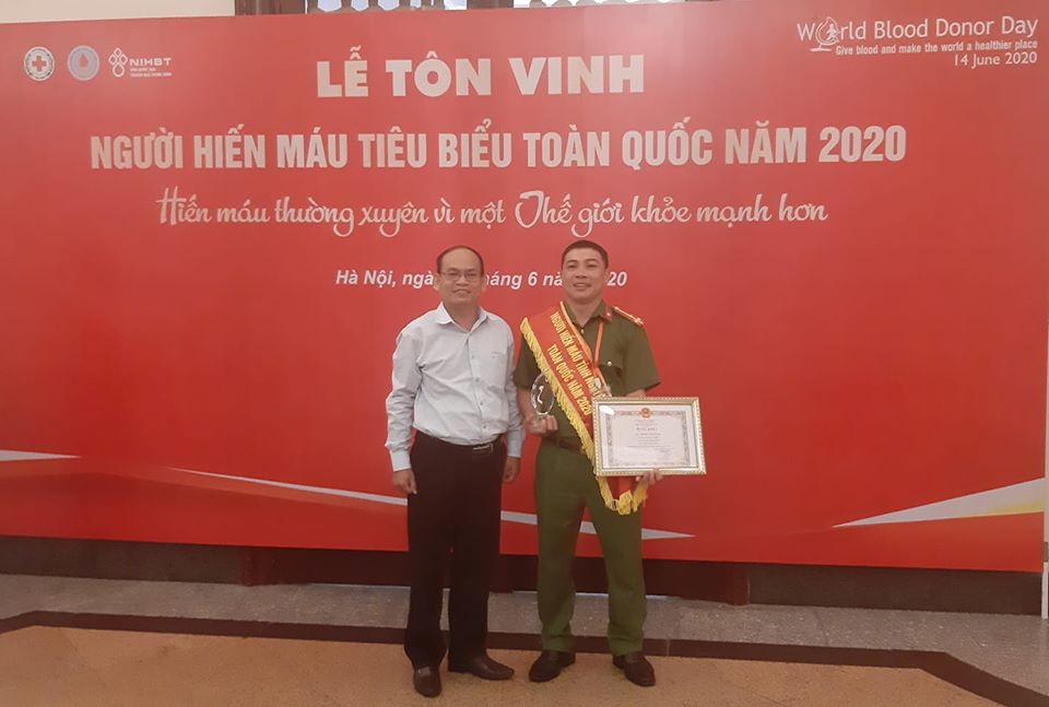 Ông Hà Văn Cát - Phó Trưởng ban Thường trực BCĐ VĐHMTN tỉnh Bình Định, Chủ tịch Hội CTĐ tỉnh chụp ảnh cùng anh Đặng Văn Tùng - Đại biểu tiêu biểu tỉnh Bình Định tại Lễ Vinh danh 100 người hiến máu toàn quốc