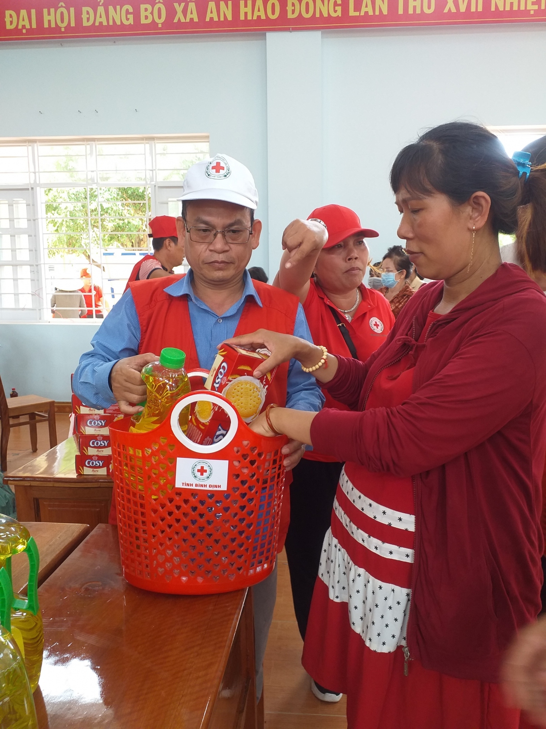 "Chợ Nhân đạo" đến với đồng bào khó khăn huyện Hoài Ân