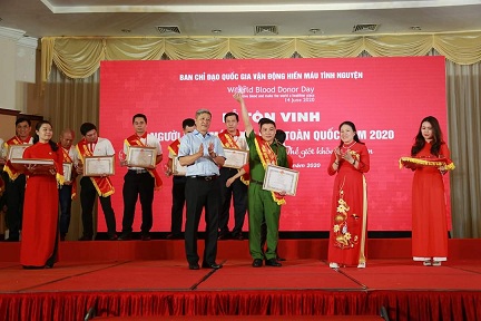 Đ/c Đặng Văn Tùng nhận bằng khen và cúp tôn vinh tại Thủ đô Hà Nội