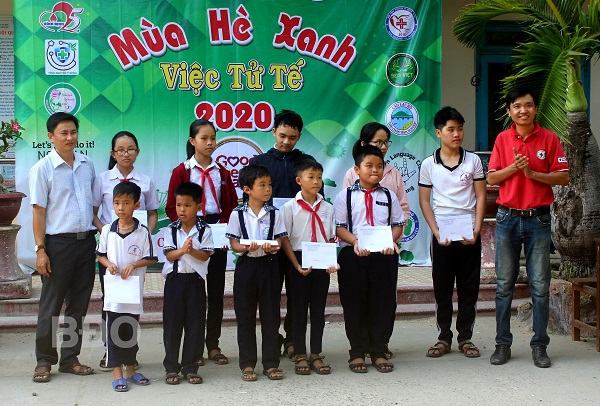 Hội CTĐ tỉnh trao học bổng cho học sinh vượt khó