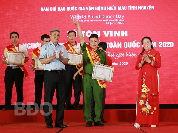 Anh Đặng Văn Tùng nhận Bằng khen tại Lễ tôn vinh 100 người hiến máu tiêu biểu toàn quốc lần thứ XIV - năm 2020 ở Hà Nội.