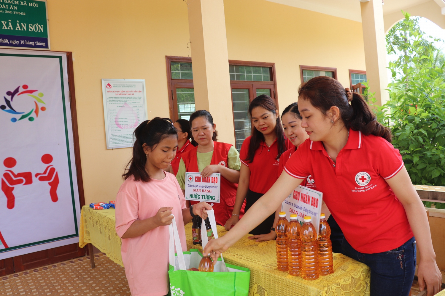 Niềm vui con trẻ được "Đi chợ" và nhận phiếu mua hàng miễn phí  từ các anh, chị tình nguyện viên CTĐ Hoài Ân