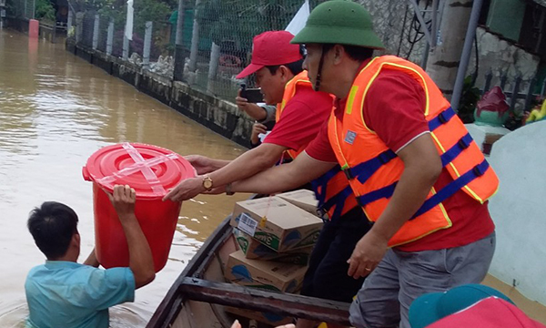 Trao thùng hàng gia đình cho các hộ dân