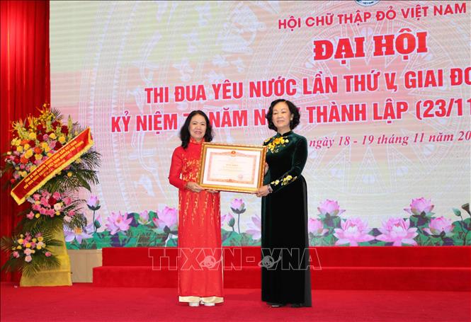 Trưởng Ban Dân vận Trung ương Trương Thị Mai trao Bằng khen của Thủ tướng Chính phủ cho Hội Chữ thập đỏ Việt Nam. Ảnh: TTXVN