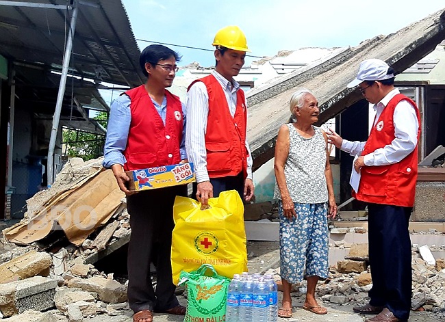 Ngay sau khi nhận thông tin về số nhà bị sập hoàn toàn sau cơn bão số 9, Hội CTĐ tỉnh đã tổ chức đoàn đến thăm hỏi, động viên và trao hỗ trợ cho các gia đình.