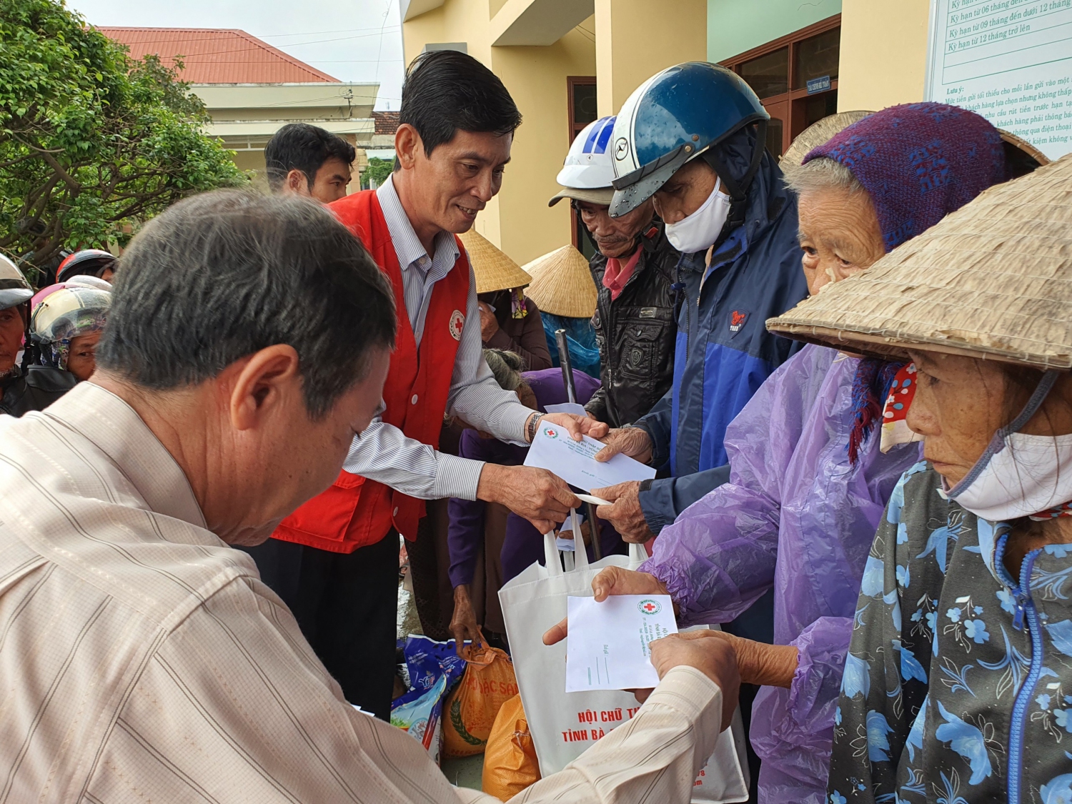 Ông Lê Phong – Phó Chủ tịch thường trực Hội CTĐ tỉnh Bình Định trao tặng quà cho bà con xã Cát Nhơn