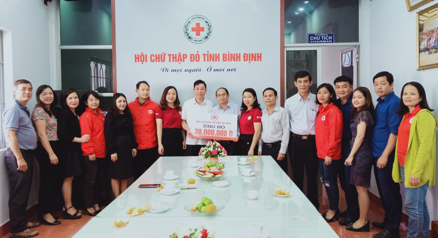 Ông Mai Lê Thuộc - Chủ tịch Hội CTĐ tỉnh Hà Tỉnh trao hỗ trợ cho đại diện Hội CTĐ tỉnh Bình Định ông Hà Văn Cát - Chủ tịch