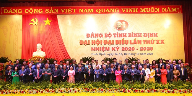 Ban Chấp hành Đảng bộ tỉnh khóa XX ra mắt Đại hội.  Ảnh: Trung tâm Báo chí đại hội