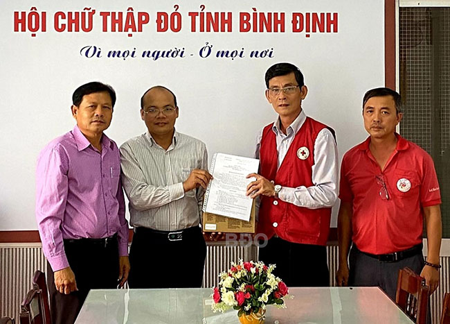 Đại diện Công đoàn Bộ Ngoại giao trao tặng bộ túi bột lọc nước P&G cho lãnh đạo Hội CTĐ tỉnh