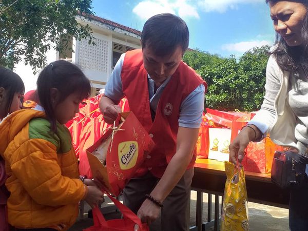 Ông Phan Minh Tùng - PCT Hội CTĐ tỉnh trao tặng quà cho các em học sinh