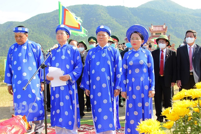 Thay mặt lãnh đạo tỉnh, Bí thư Tỉnh ủy Hồ Quốc Dũng đọc văn khấn trời đất tại Đài Kính Thiên.