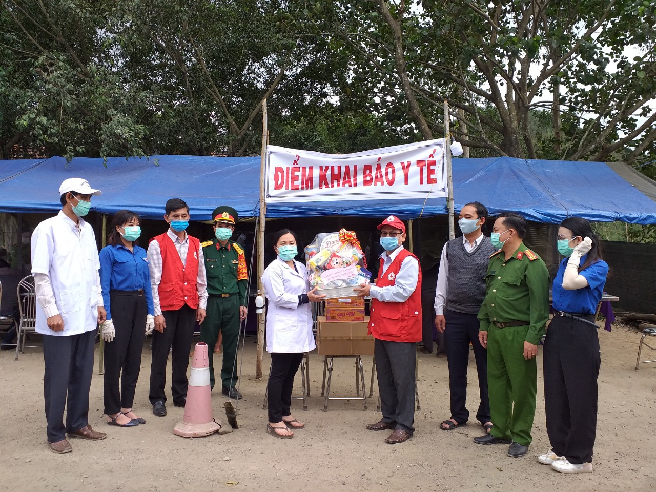 Hội CTĐ tỉnh đến thăm, động viên và tặng quà cho lực lượng làm nhiệm vụ tại chốt kiểm tra y tế huyện Tây Sơn giáp ranh với tỉnh Gia Lai vào chiều 4.2.