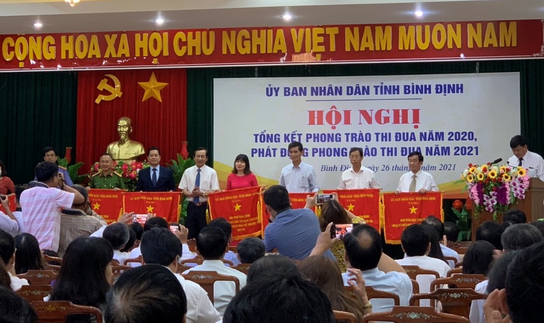 Ông Lê Phong - PCT thường trực Hội CTĐ tỉnh (thứ 3 từ phải sang) đại diện Hội CTĐ tỉnh đón nhận Cờ thi đua của UBND tỉnh cho đơn vị tiêu biểu xuất sắc năm 2020