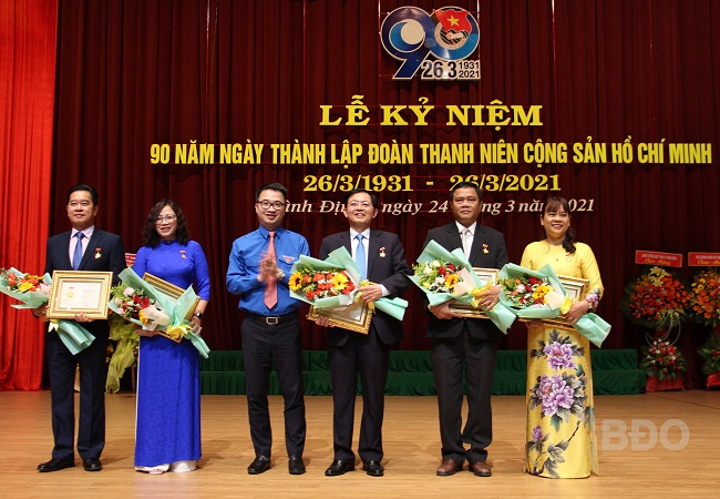 Anh Nguyễn Tường Lâm, Bí thư Trung ương Đoàn, Phó Chủ tịch Thường trực Hội LHTN Việt Nam trao tặng Kỷ niệm chương “Vì thế hệ trẻ” cho lãnh đạo, cán bộ của tỉnh.