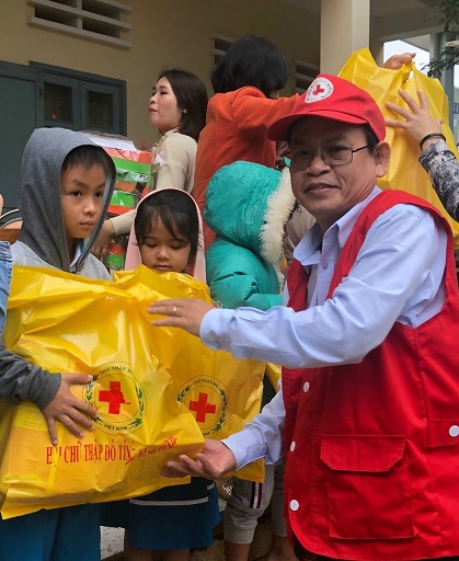 Ông Hà Văn Cát - Chủ tịch Hội CTĐ tỉnh trao quà cho học sinh nghèo tại xã Phước Thắng, huyện Tuy Phước