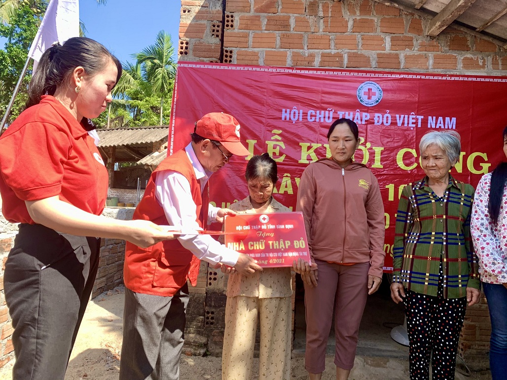 Ông Hà Văn Cát - Chủ tịch Hội CTĐ tỉnh trao bảng hỗ trợ xây nhà CTĐ cho các hộ hưởng lợi