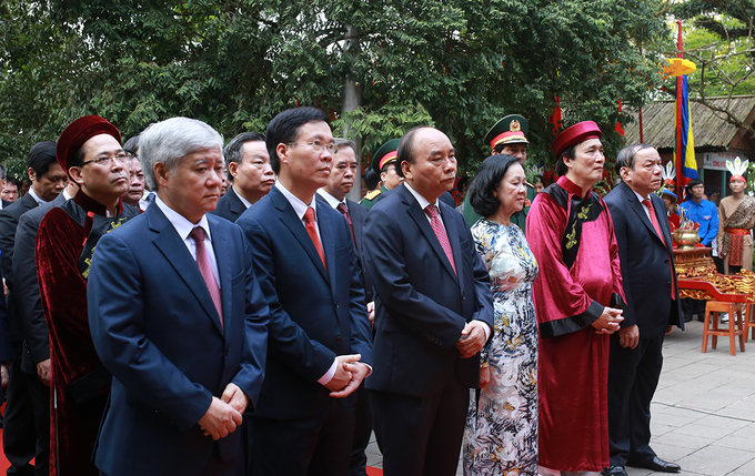 Chủ tịch nước Nguyễn Xuân Phúc dẫn đầu đoàn đại biểu dâng hương ở đền Thượng sáng 21/4. Ảnh: Tất Định.