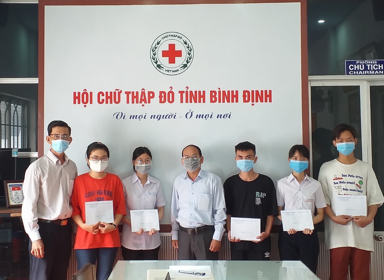 Lãnh đạo Hội CTĐ tỉnh trao học bổng cho các em học sinh nghèo vượt khó học giỏi