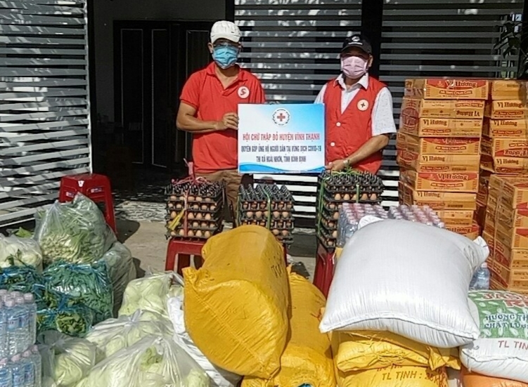 Lãnh đạo Hội CTĐ huyện Vĩnh Thạnh trao hỗ trợ cho đại diện lãnh đạo Hội CTĐ thị xã Hoài Nhơn