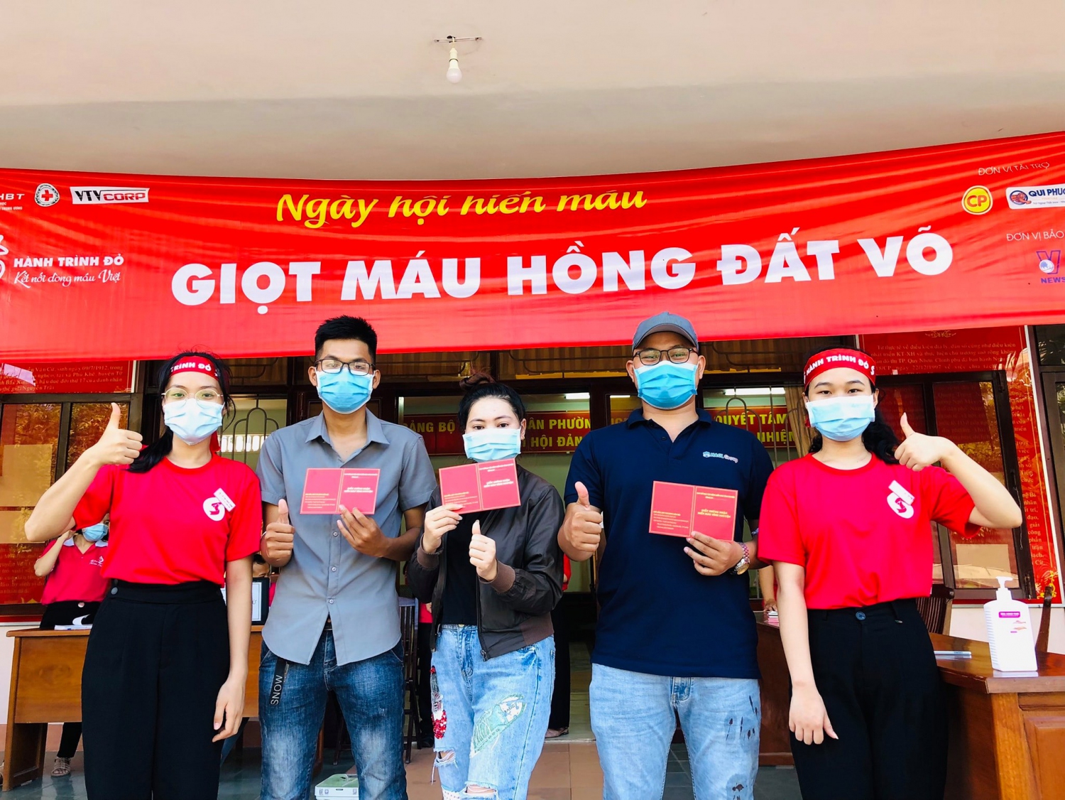 Niềm vui của người dân tham gia hiến máu tình nguyện trong điều kiện phòng, chống Dịch Covid-19