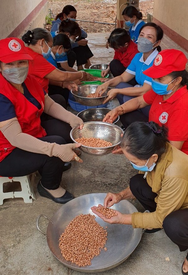 Tình nguyện viên Hội CTĐ huyện Hoài Ân đang chuẩn bị nguyên liệu làm đặc sản "Muối đậu quê hương" để gửi tặng bà con miền Nam thâm yêu