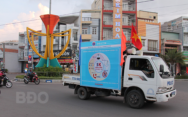 Công tác tuyên truyền phòng, chống dịch Covid-19 đang được UBND các xã, phường ở TX An Nhơn thực hiện quyết liệt. Ảnh: TRỌNG LỢ