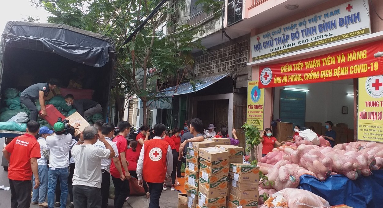 Hội CTĐ tỉnh Bình Định đang vận chuyển hàng hóa lên xe để hỗ trợ người dân có hoàn cảnh khó khăn do dịch  Covid-19