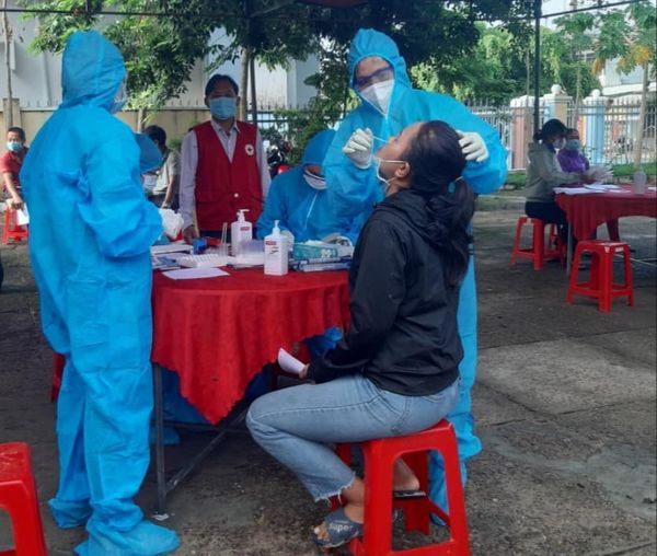 Người dân được test nhanh Covid-19 miễn phí trước khi tham gia hiến máu tình nguyện tại huyện miền núi Vân Canh ngày  28.8.2021.