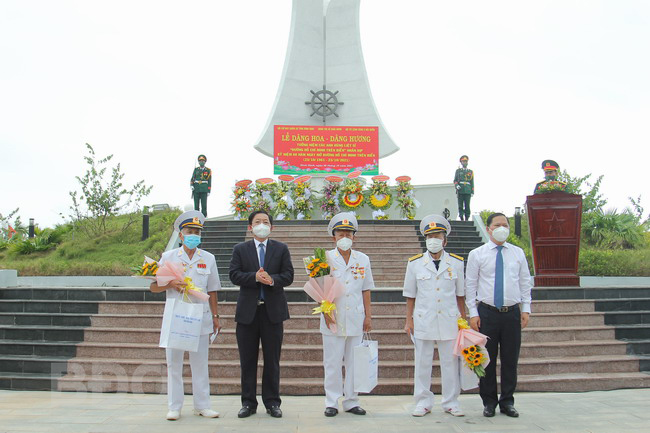 Bí thư Tỉnh ủy Hồ Quốc Dũng và Chủ tịch UBND tỉnh Nguyễn Phi Long tặng quà cho các CCB tham gia mở đường vận tải chiến lược mang tên Bác trên biển