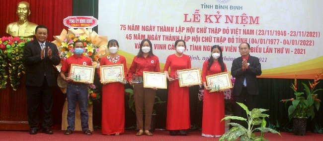 Trao tặng biểu trưng kỷ niệm 75 năm thành lập Hội CTĐ Việt Nam và Giấy khen của Hội CTĐ tỉnh cho 6 tập thể có thành tích xuất sắc trong công tác hội