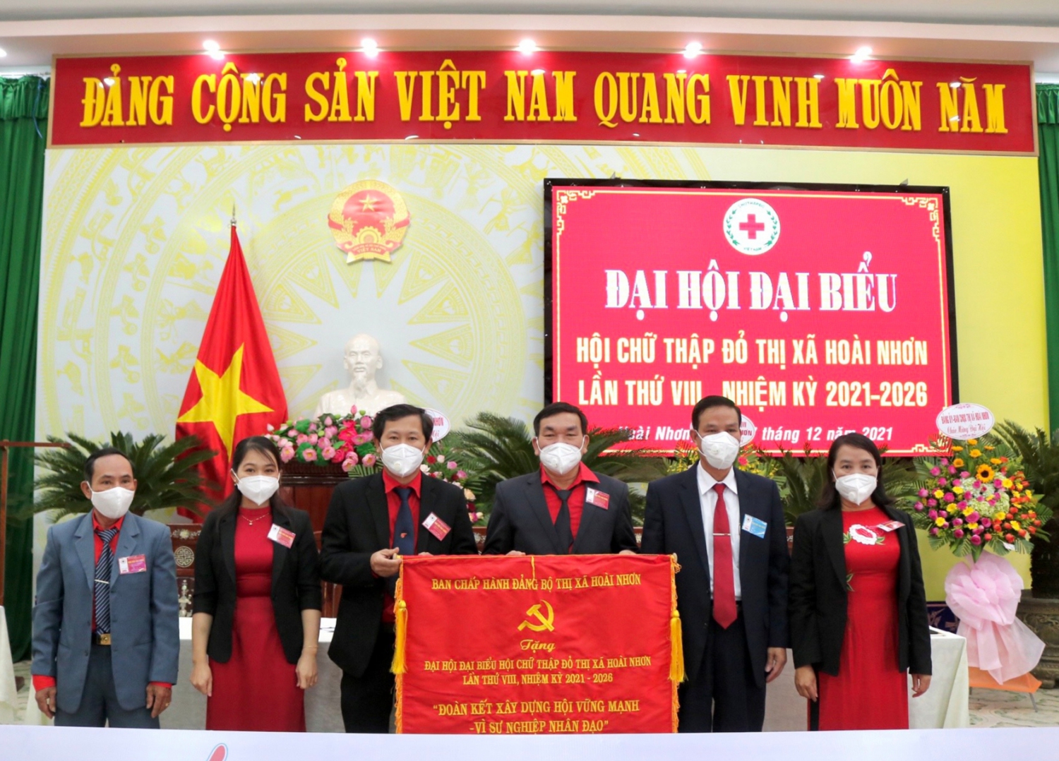 Hội CTĐ Thị xã Hoài Nhơn vinh dự nhận trao Bức trướng chúc mừng Đâị hội của Ban Chấp hành Đảng bộ Thị xã